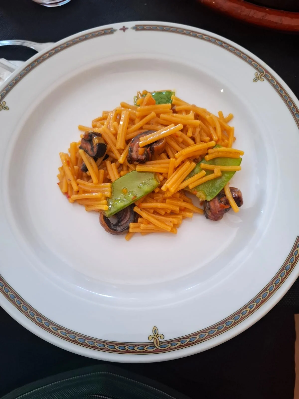 Plato de fideos con lamprea.