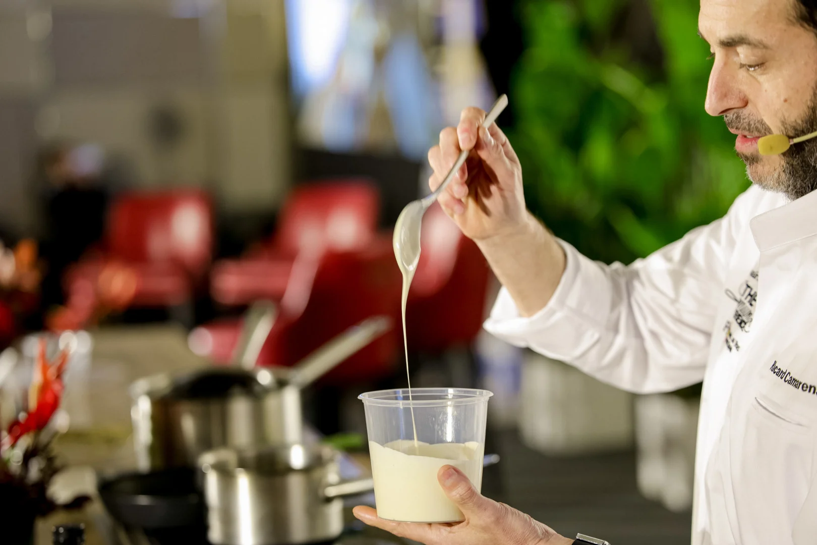 Ricard Camarena muestra sobre el escenario la crema catalana salada de colatura de anchoa.