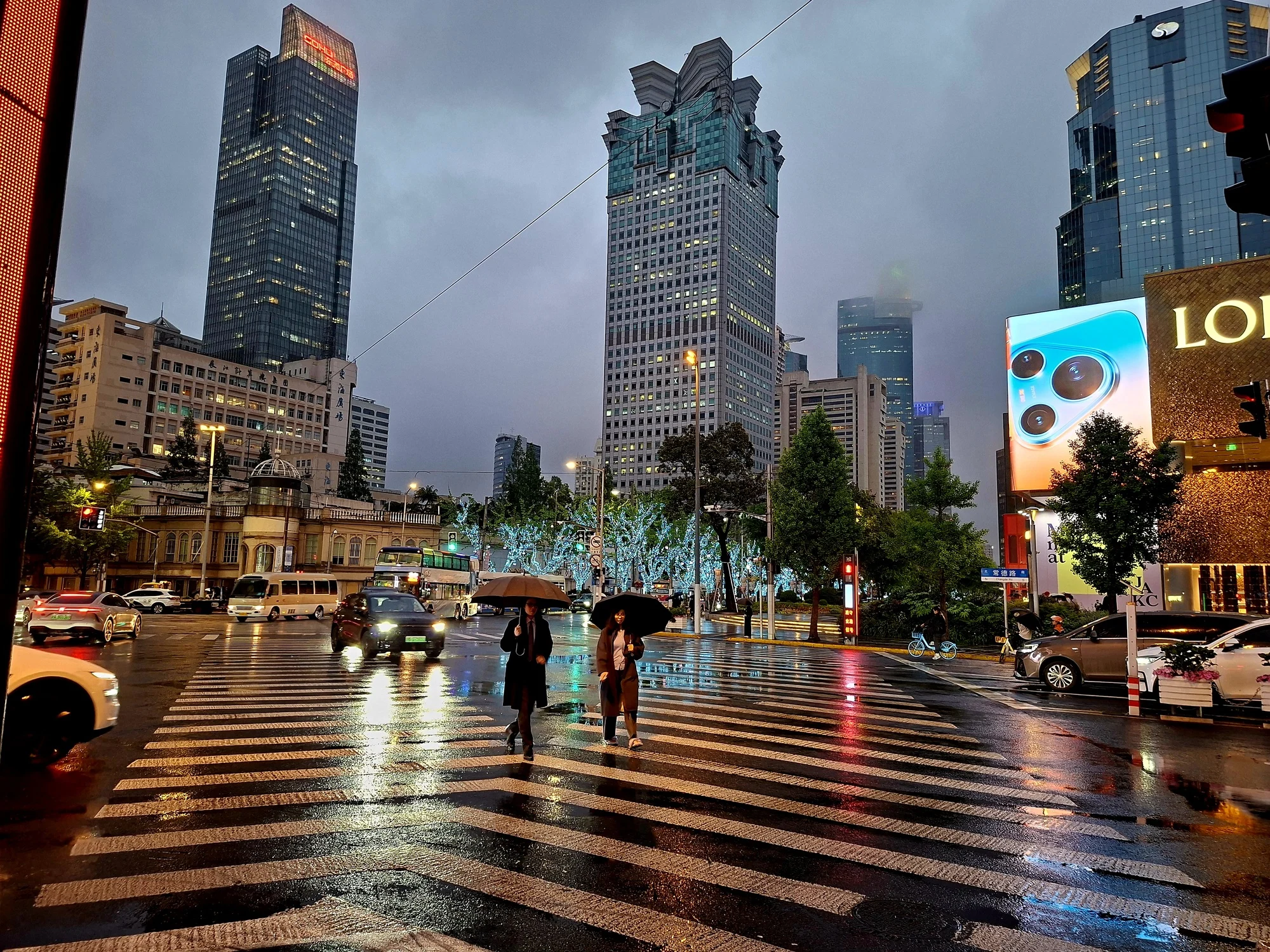 Imagen nocturna de la avenida comercial Nanjin Road, en Shanghai.