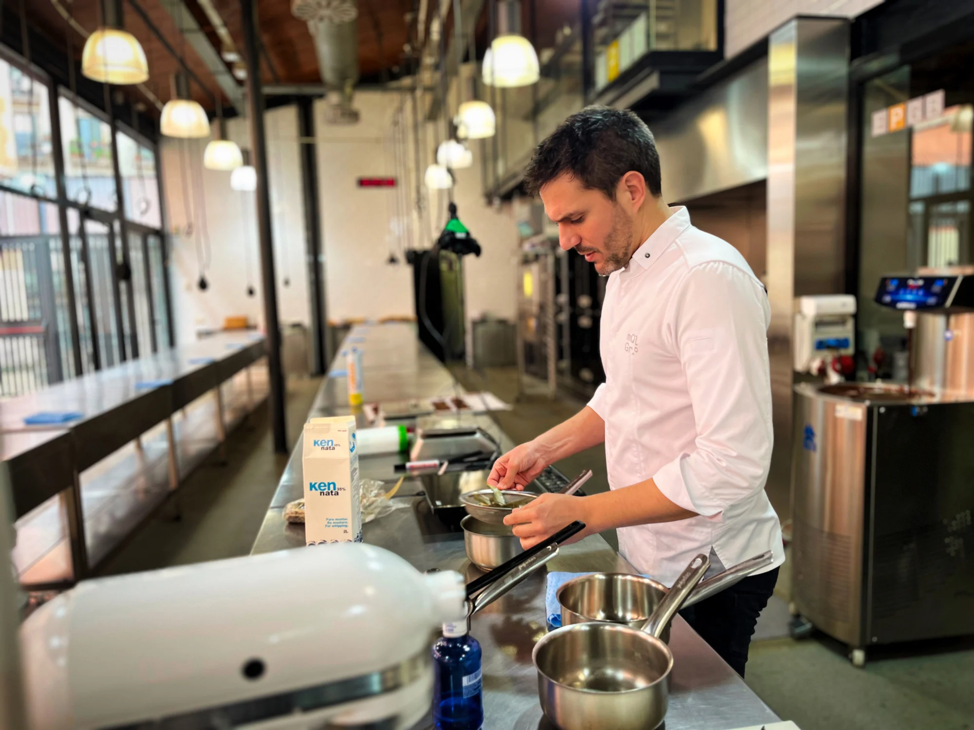 Miquel Guarro in fraganti el aula-obrador, volviendo a casa cuando necesita hacer pruebas.