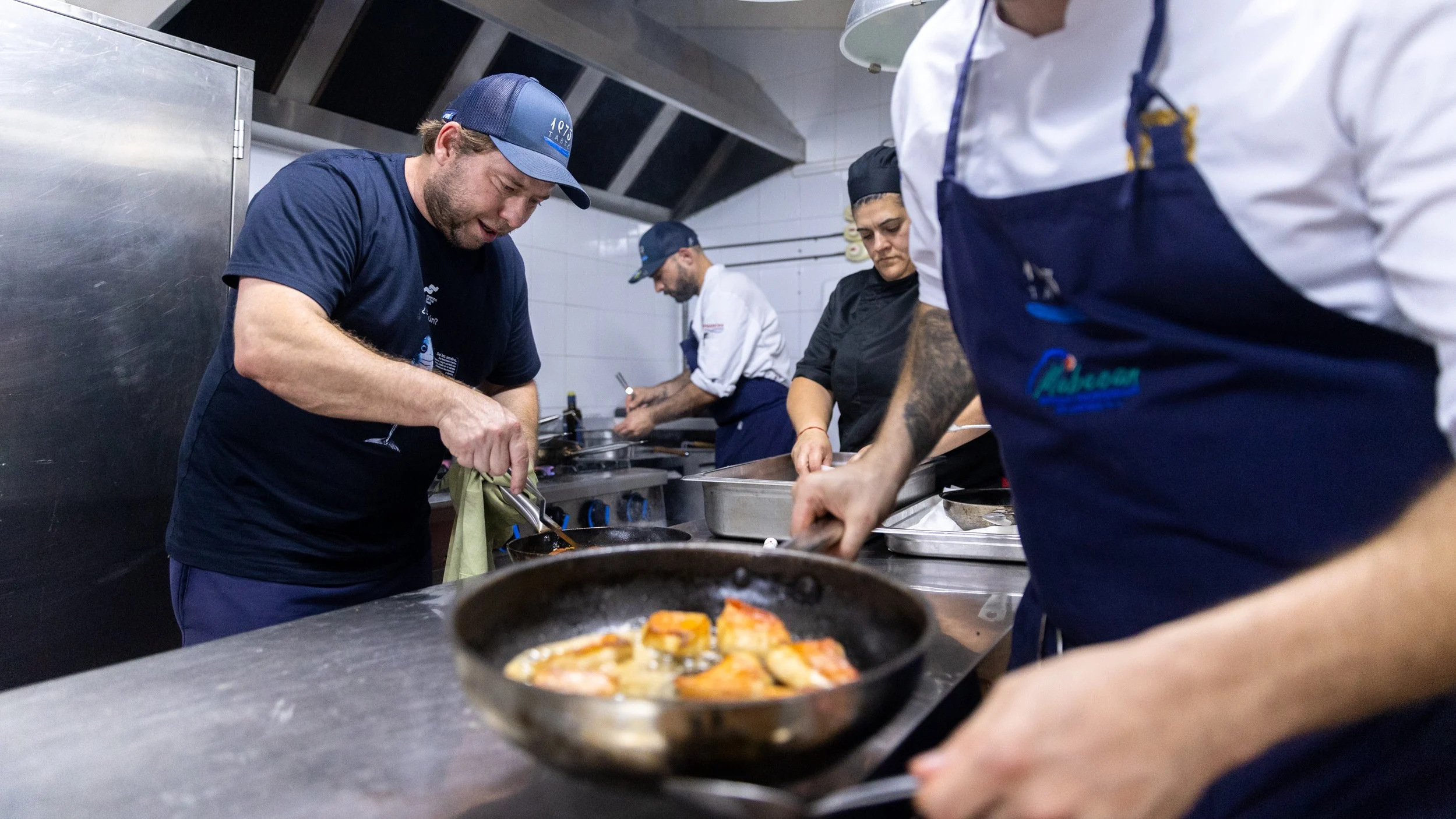 Diego Schattenhofer cocina en una de las cenas del Encuentro de los Mares.