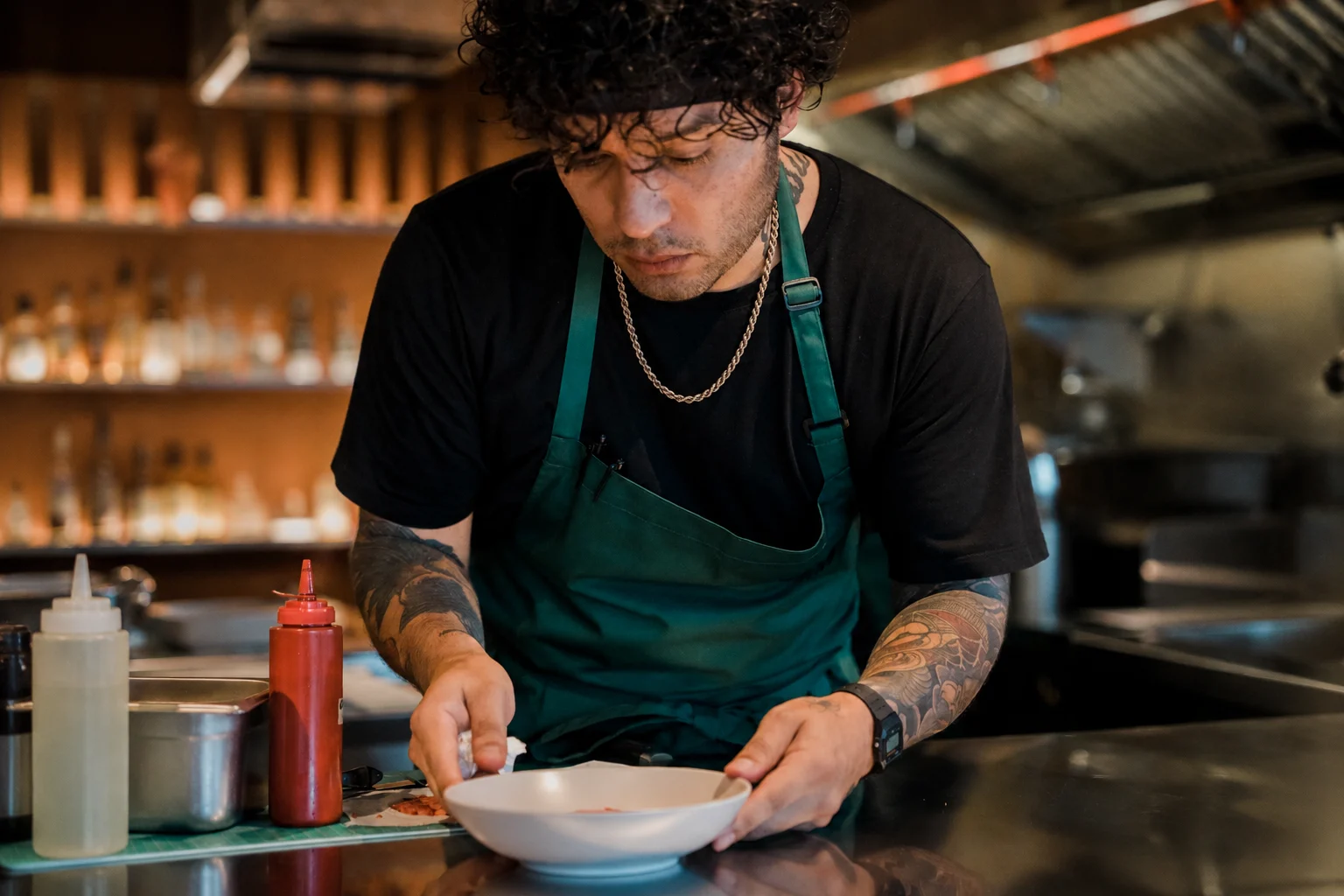 Ariel Millaman en la cocina de Untitled restaurante en Kuala Lumpur