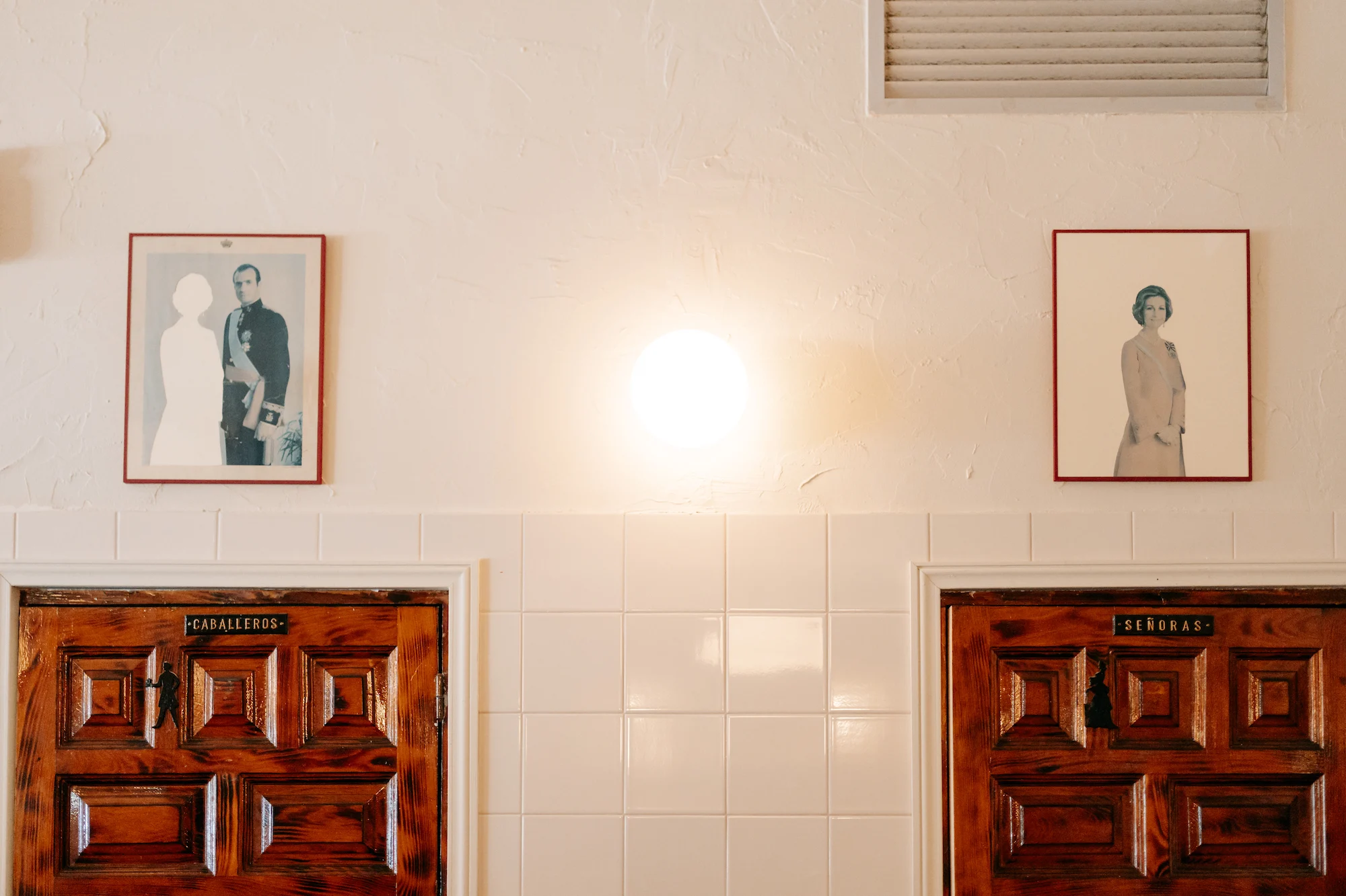 Detalle de los baños del bar La Gloria.