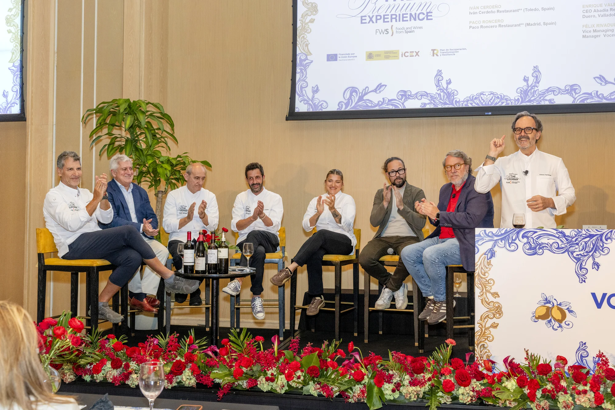 El maestro de ceremonias, Alfonso Fernández, despide el evento junto a los chefs Paco Roncero, Paco Pérez, Iván Cerdeño y Carolina Álvarez, a Enrique Valero, Fernando Mora y Félix L. Rivadulla.