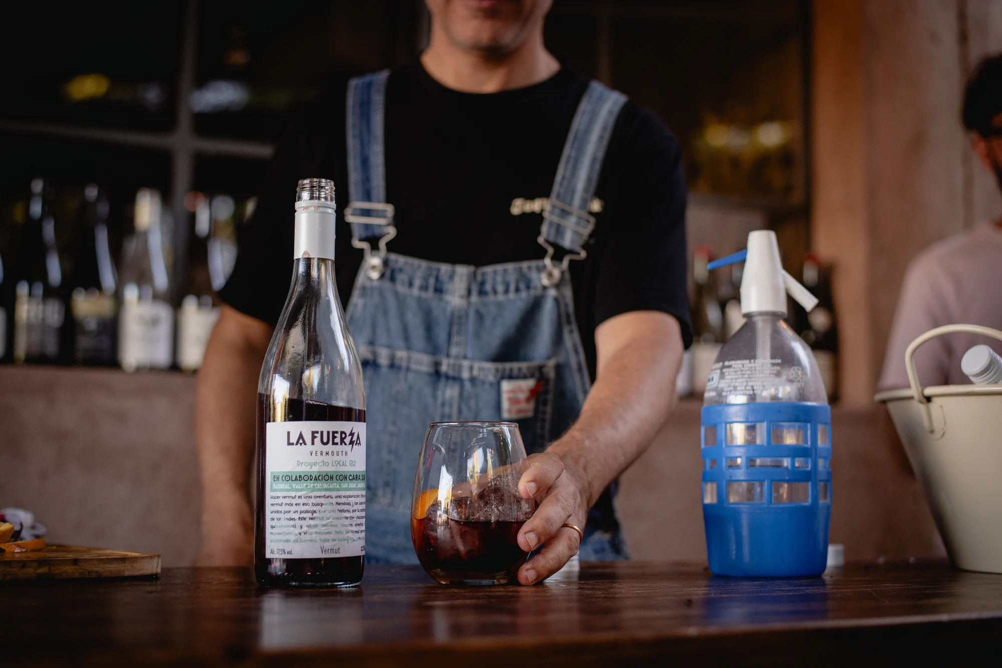 El vermut Local 02 tiene tanto carácter que no necesita soda, aunque, claro, la admite.