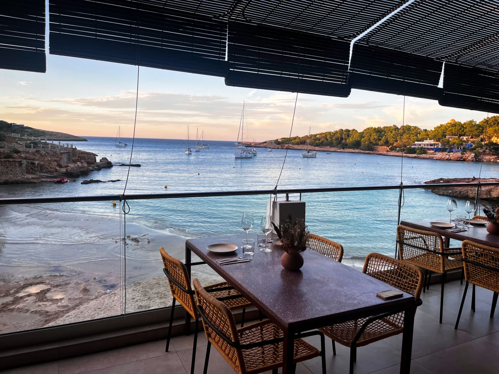 Niu, Ibiza. La sala-terraza sobre el mar.