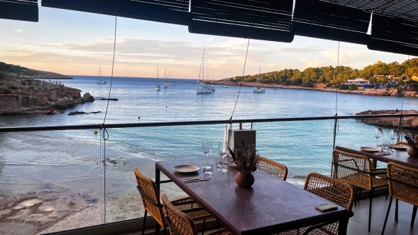 Niu, Ibiza. La sala-terraza sobre el mar.