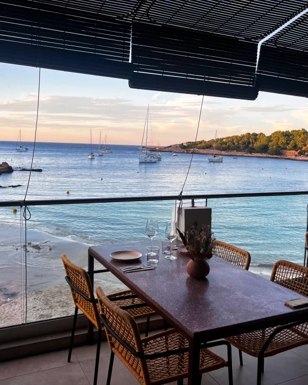 Niu, Ibiza. La sala-terraza sobre el mar.