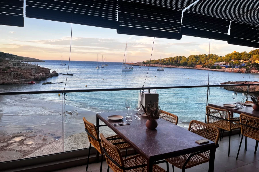 Niu, Ibiza. La sala-terraza sobre el mar.