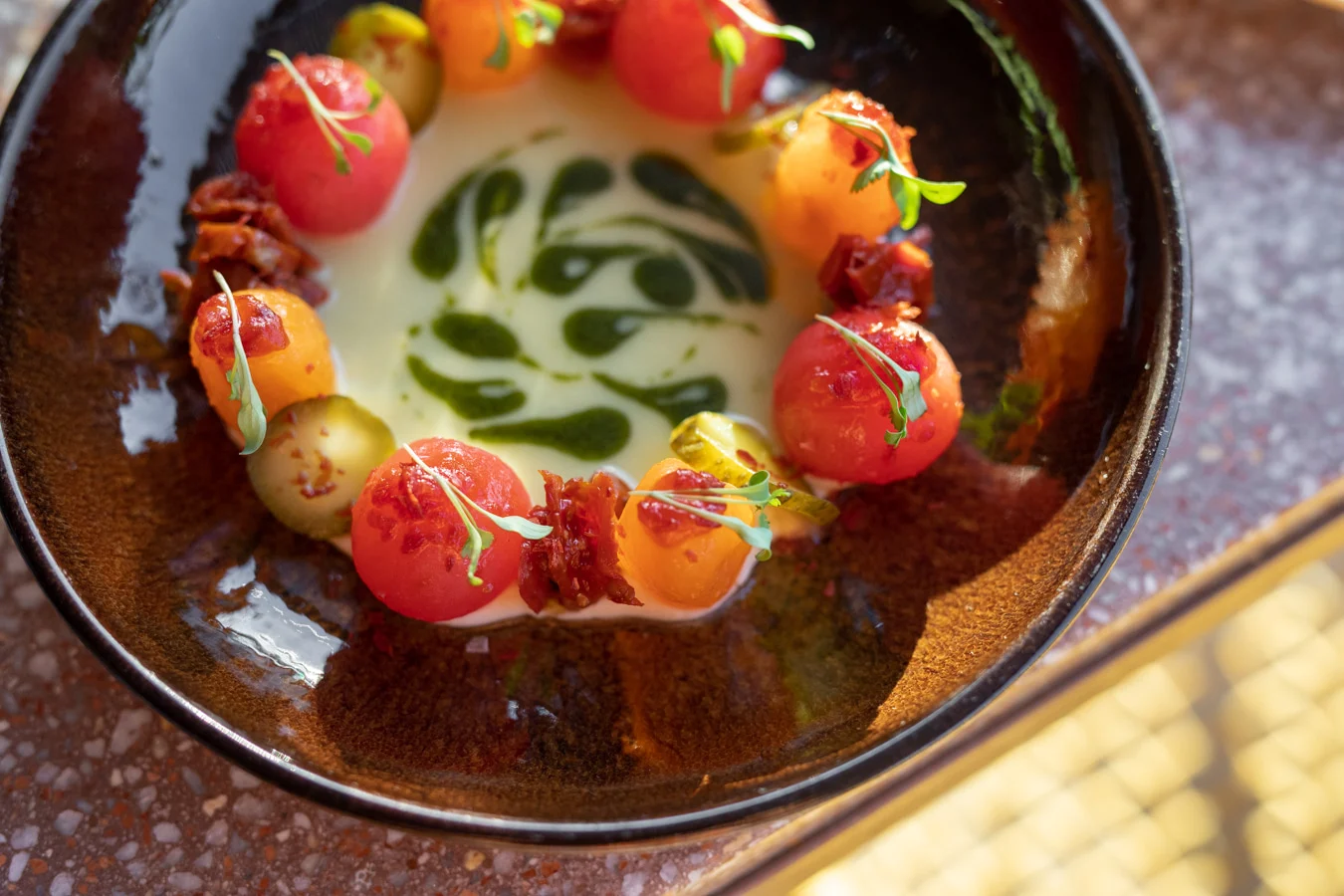 Tomate, aceituna, albahaca y pepinillo. Fotografía de Brenda Viscomi, cedida por NIU.