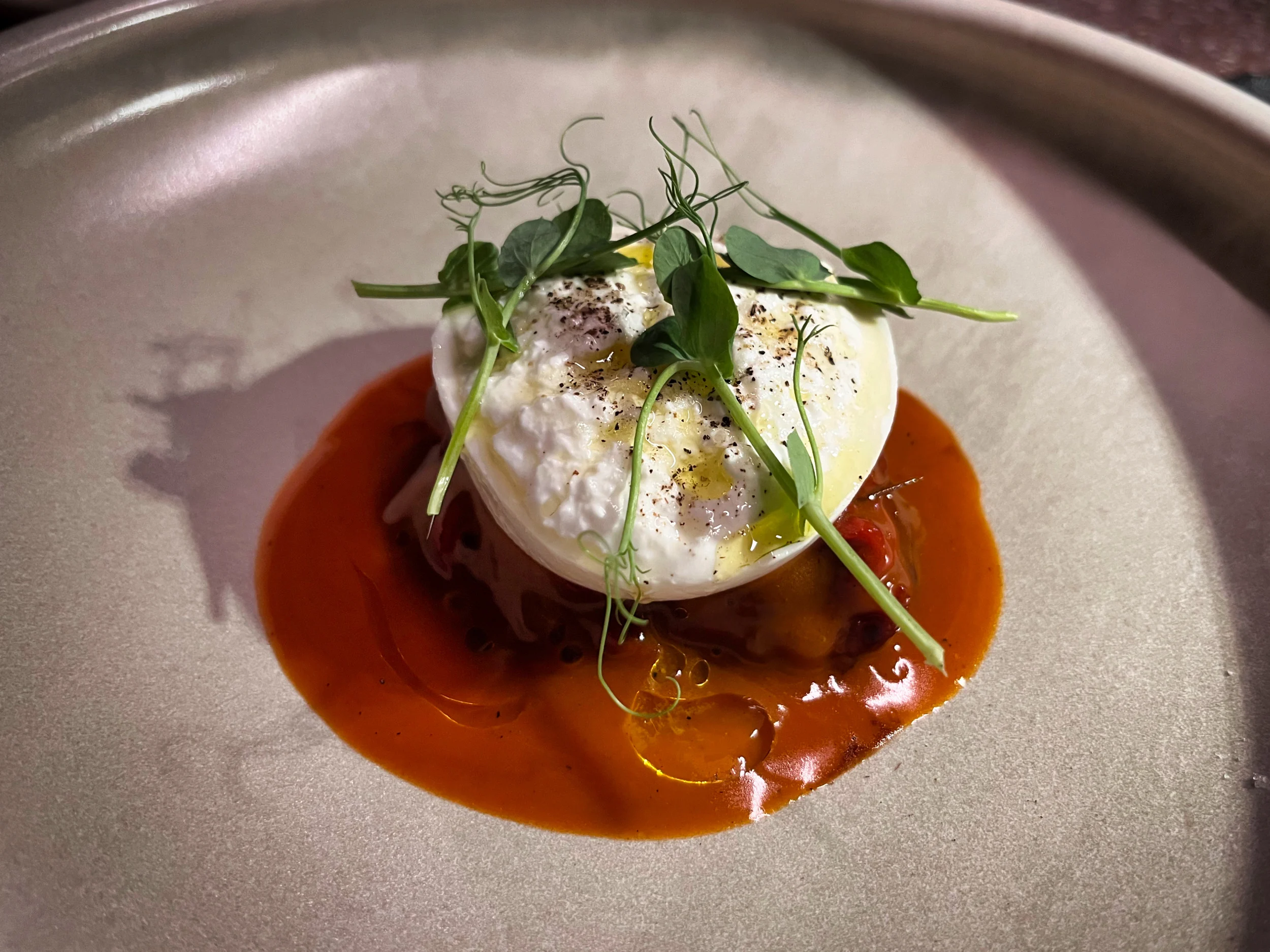 Burrata y pimiento rojo a la brasa.