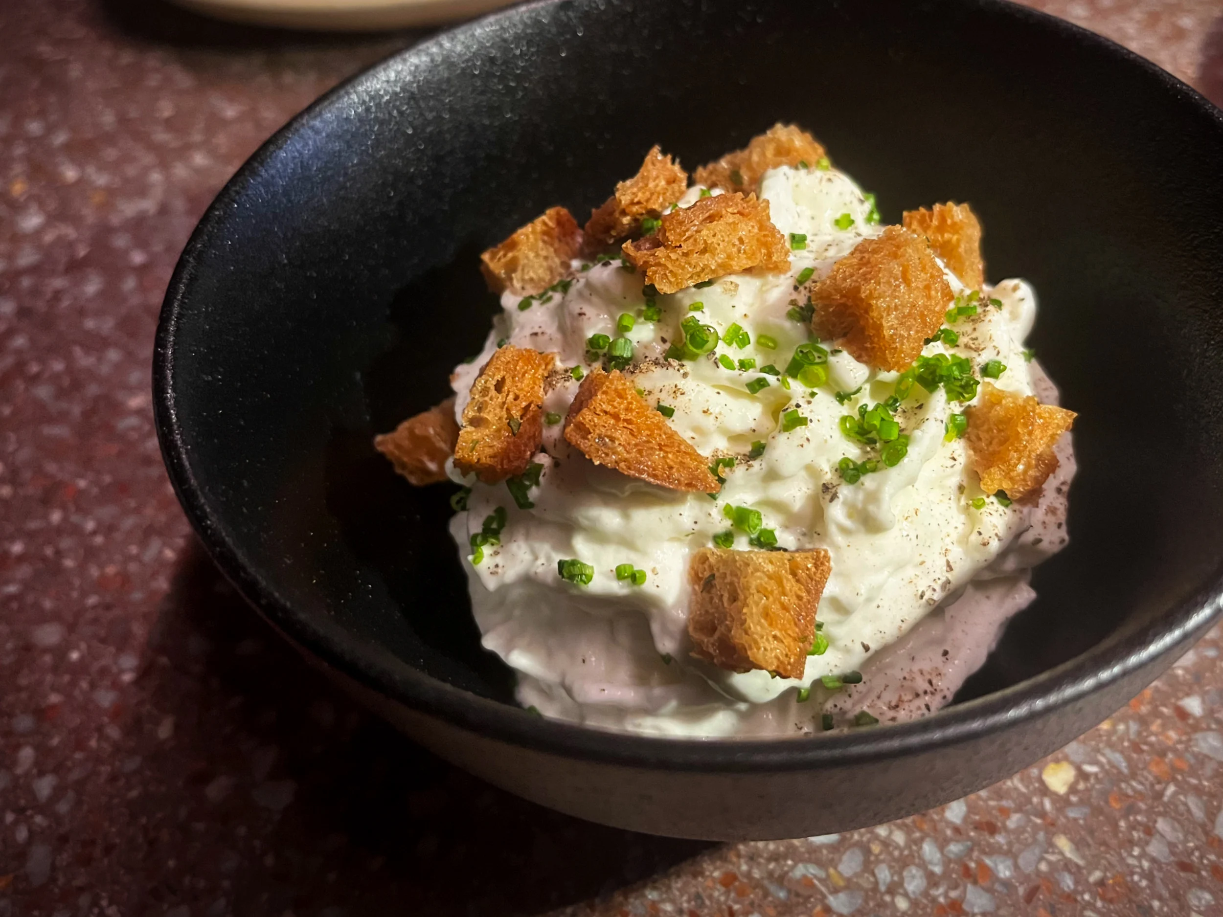 Berenjena asada con espuma de parmesano.