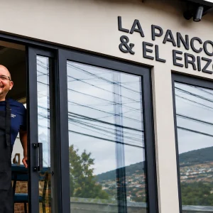 Gabriel Layera en fachada de La Pancora y el Erizo
