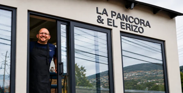 Gabriel Layera en fachada de La Pancora y el Erizo