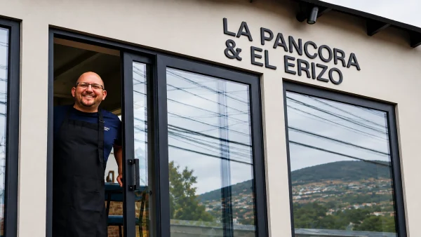 Gabriel Layera en fachada de La Pancora y el Erizo