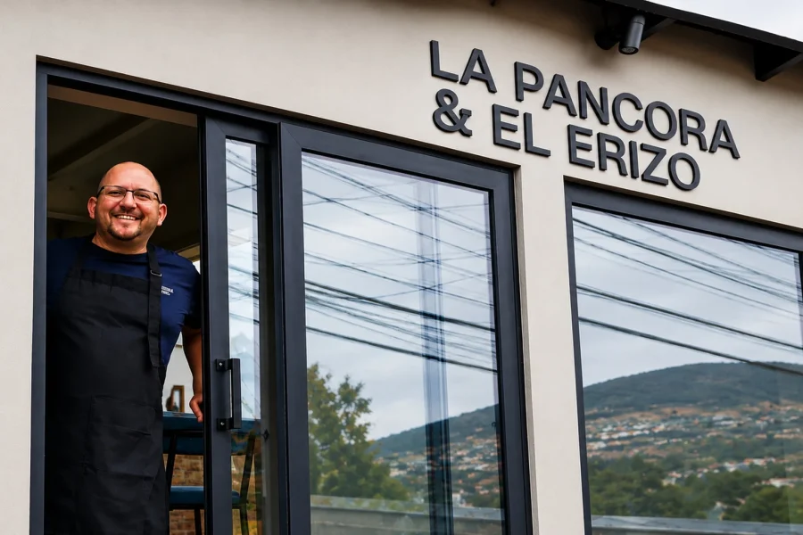 Gabriel Layera en fachada de La Pancora y el Erizo