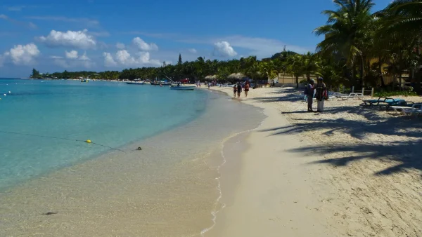 H Flannery, West Bay Beach, Roatán, Honduras, vía Flickr