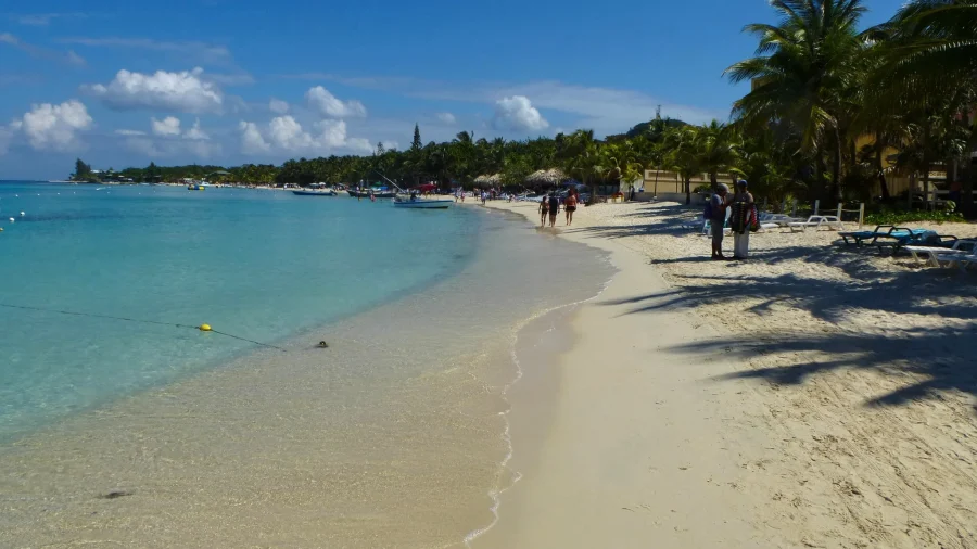 H Flannery, West Bay Beach, Roatán, Honduras, vía Flickr