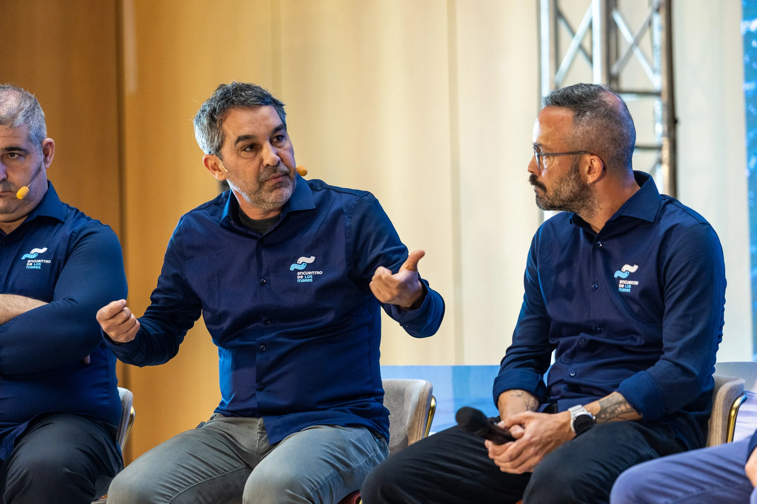 Javier Ollero, durante la mesa redonda sobre pescados humildes en el Encuentro de los Mares. A su derecha, Iván Domínguez (NaDo)