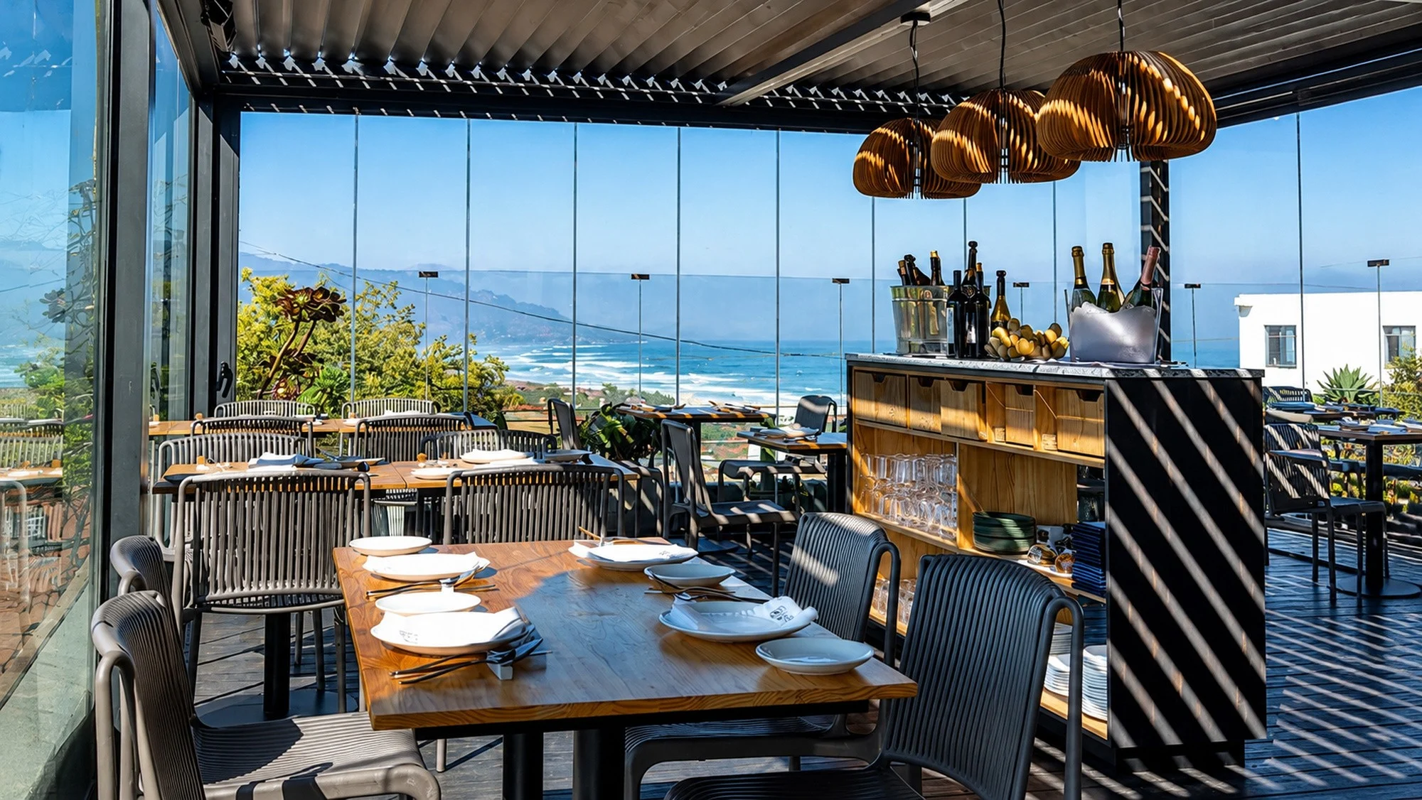 La Pancora y el Erizo, interior del restaurante con vistas al mar.