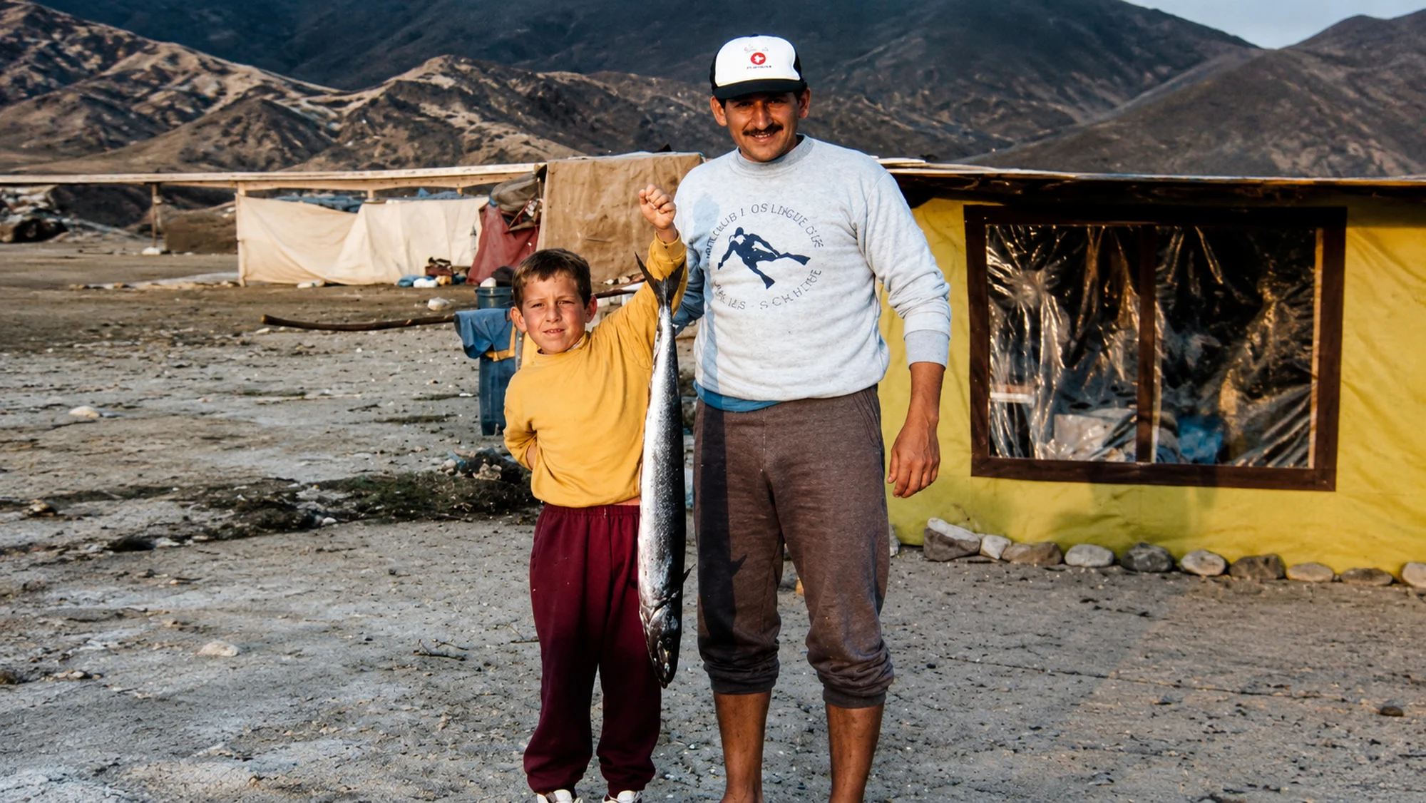 La Pancora y el Erizo. Gabriel, de niño, en las caletas con su padre.