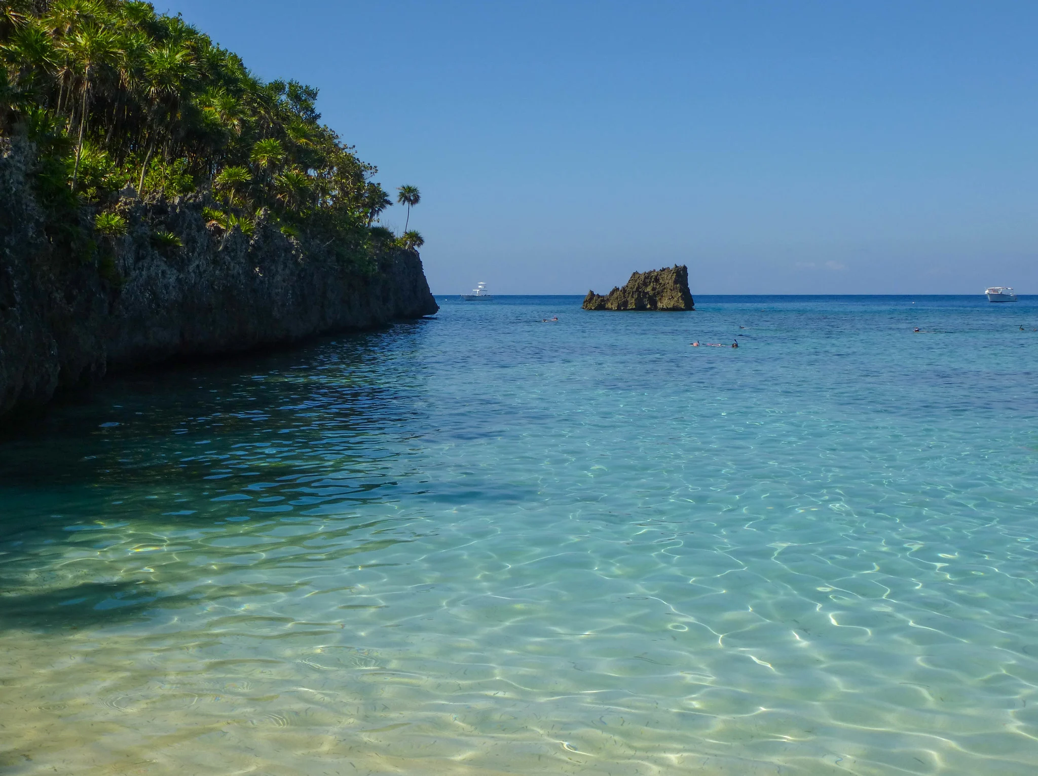 Las aguas cristalinas de roatán. Foto H. Flannery, vía Flickr.