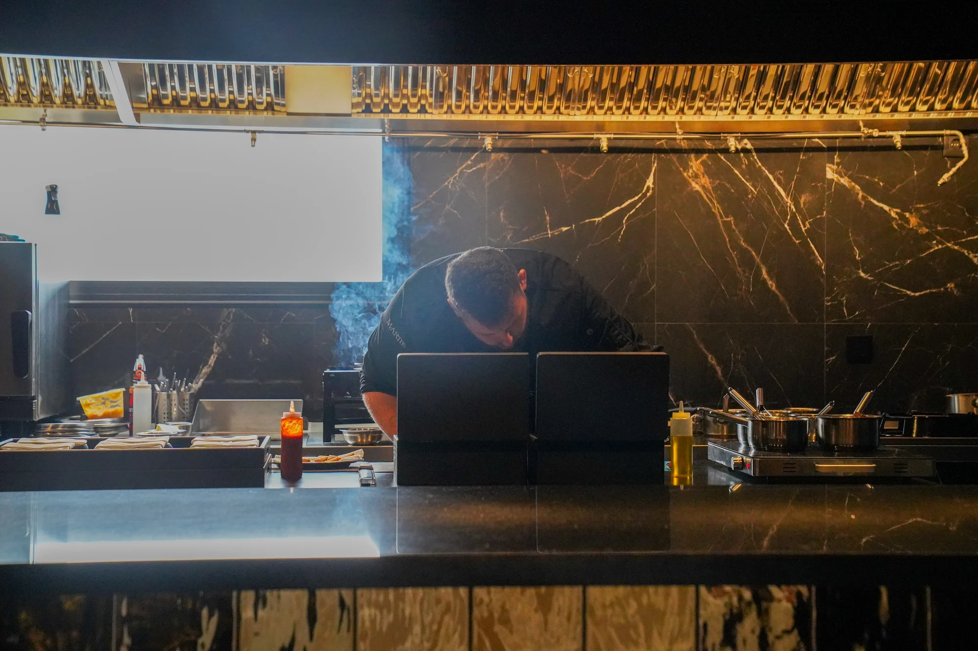 Martié es un espacio íntimo, para 16 comensales, con Isidro López (en la imagen) trabajando en una cocina abierta.