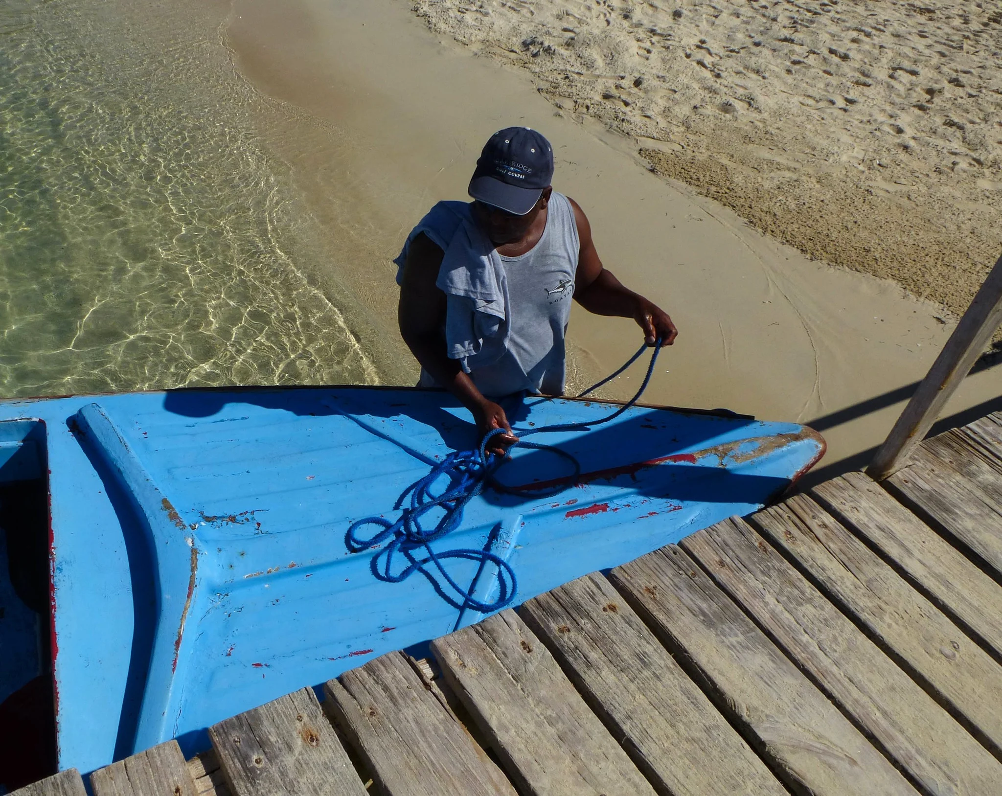 Pescador preparando su barco en Roatán, Honduras. Foto H. Flannery vía Flickr.