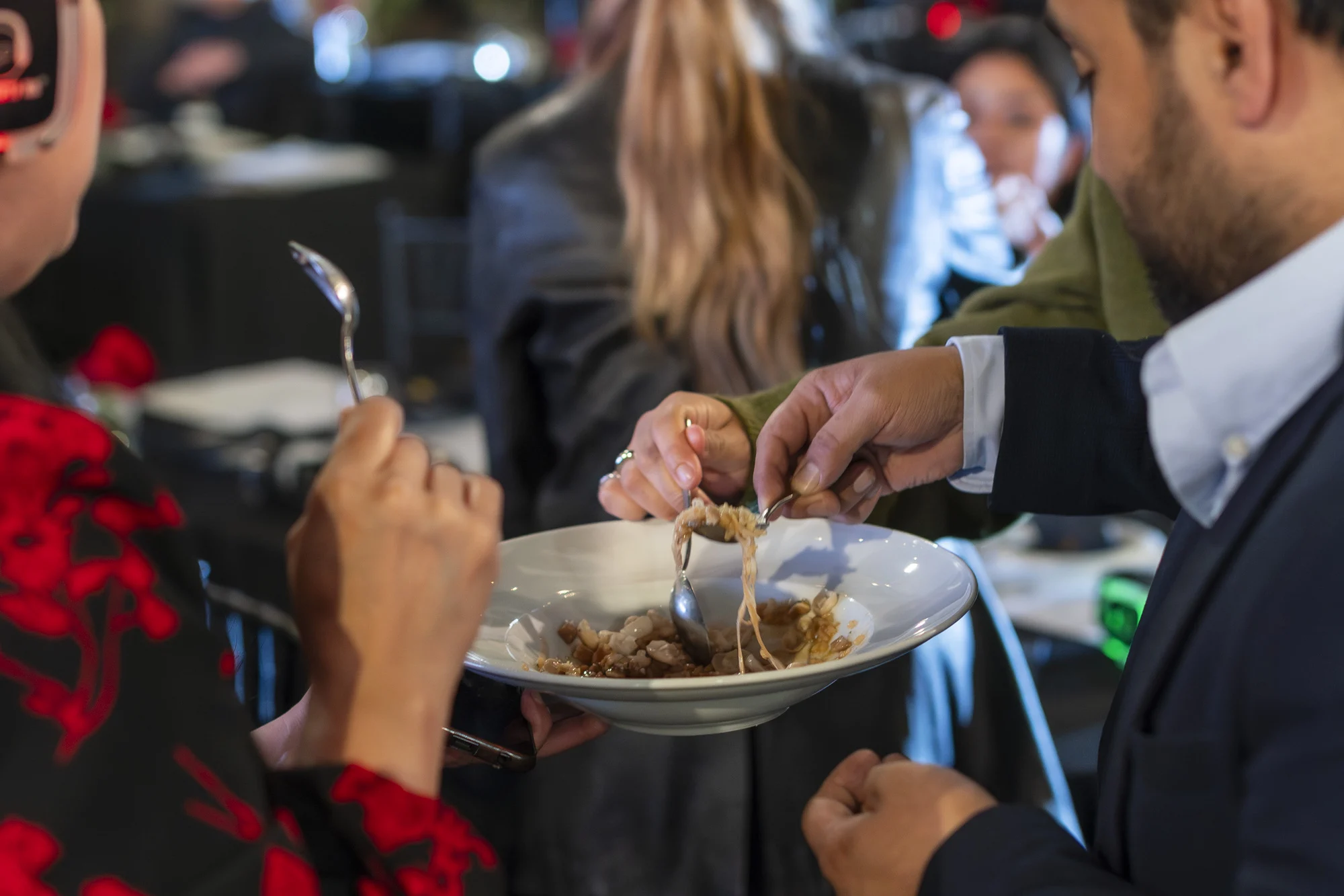 Spain Fusion México. Asistentes probando los platos de los chefs.