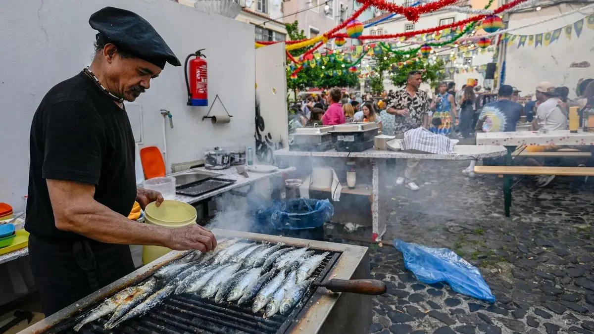 Asando sardinas en Lisboa por la fiesta de San Antonio.
