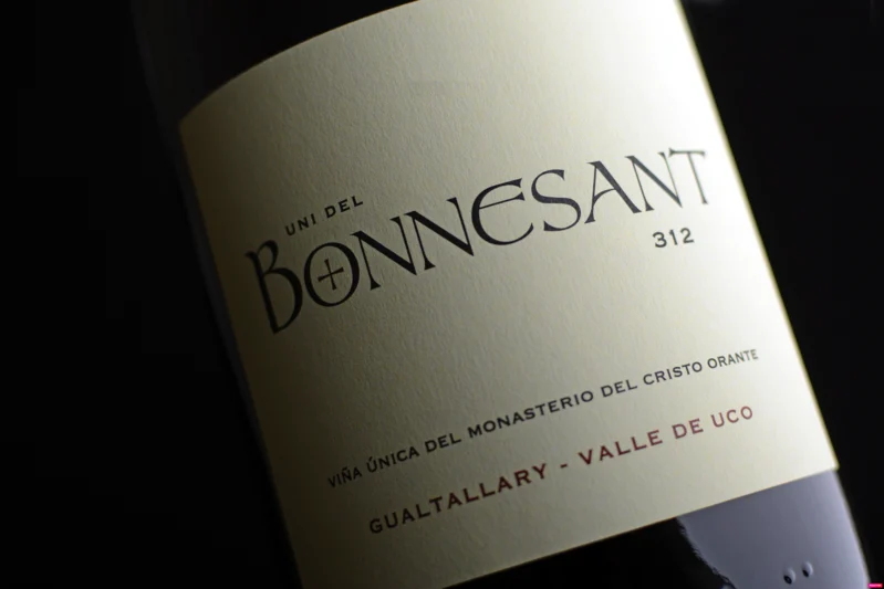 Etiqueta de Uni del Bonnesant, el vino de culto de la bodega, recién calificado con 100 puntos por Tim Atkins.