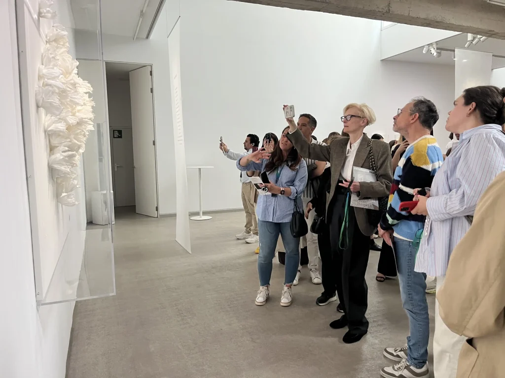 Tilda Swinton visita la galería Carreras Mugica