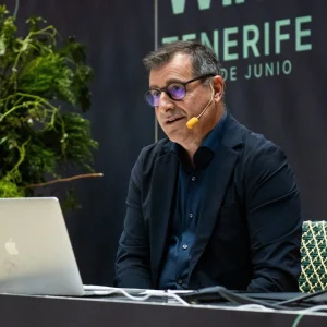Josep Roca, durante la cata de ocho vinos de las islas en Island Wine Summit 2026.