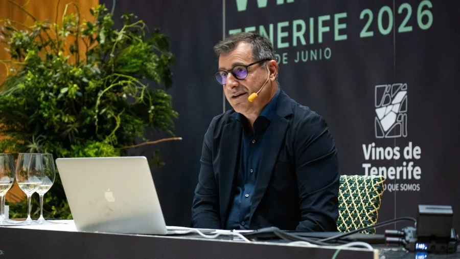 Josep Roca, durante la cata de ocho vinos de las islas en Island Wine Summit 2026.