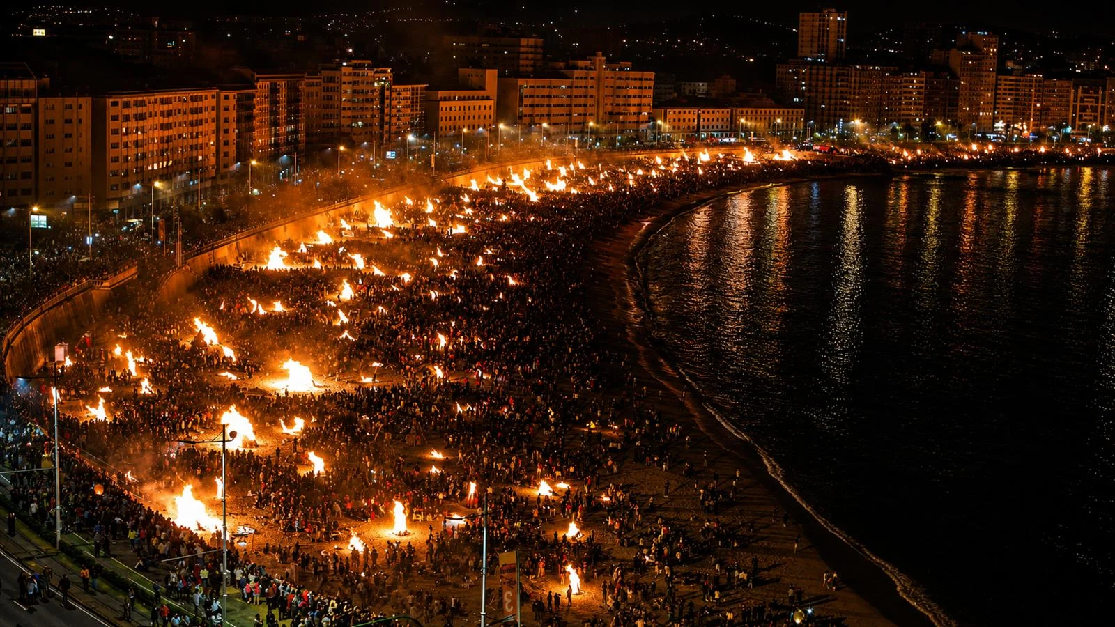 Las hogueras de San Juan en la playa de Riazor de La Coruña.