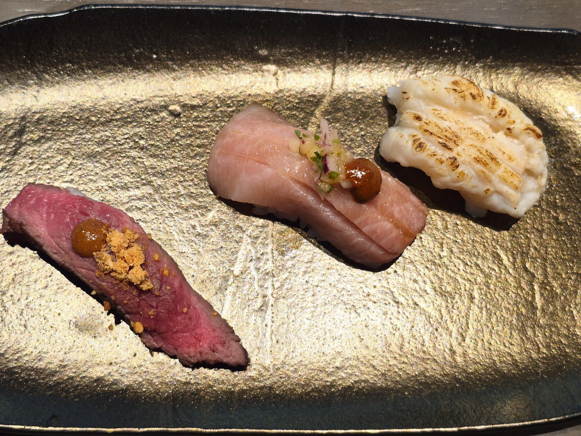 Nigiris de lomo de vaca con wkisky, de taco pastor y de cigala con panceta de Kabuki