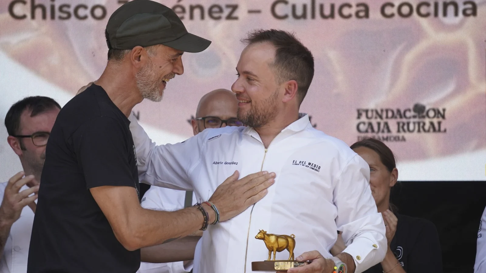 Pedro Martino entrega el trofeo de Campeón del Mundo de Callos 2026 a Alberto González (El del Medio, Madrid).