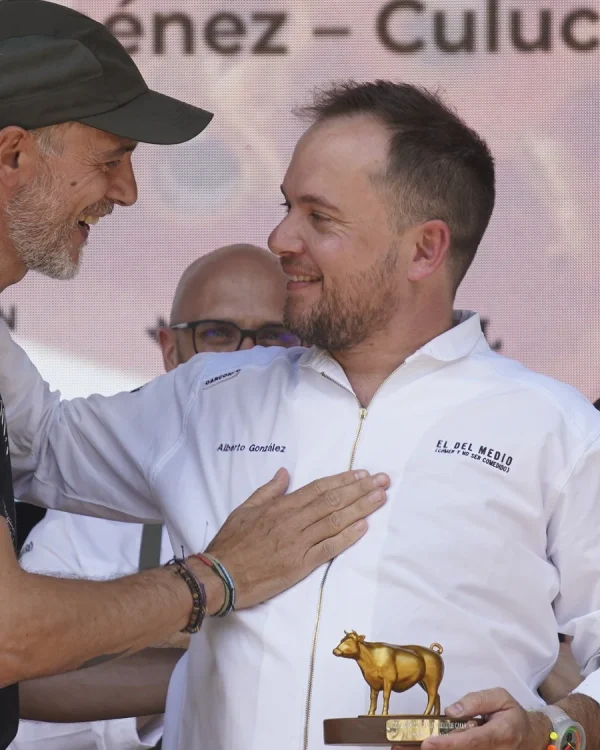Pedro Martino entrega el trofeo de Campeón del Mundo de Callos 2026 a Alberto González (El del Medio, Madrid).
