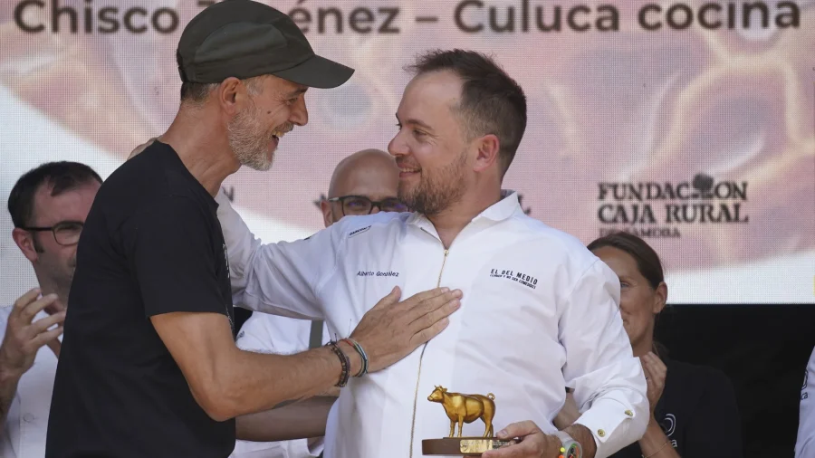 Pedro Martino entrega el trofeo de Campeón del Mundo de Callos 2026 a Alberto González (El del Medio, Madrid).