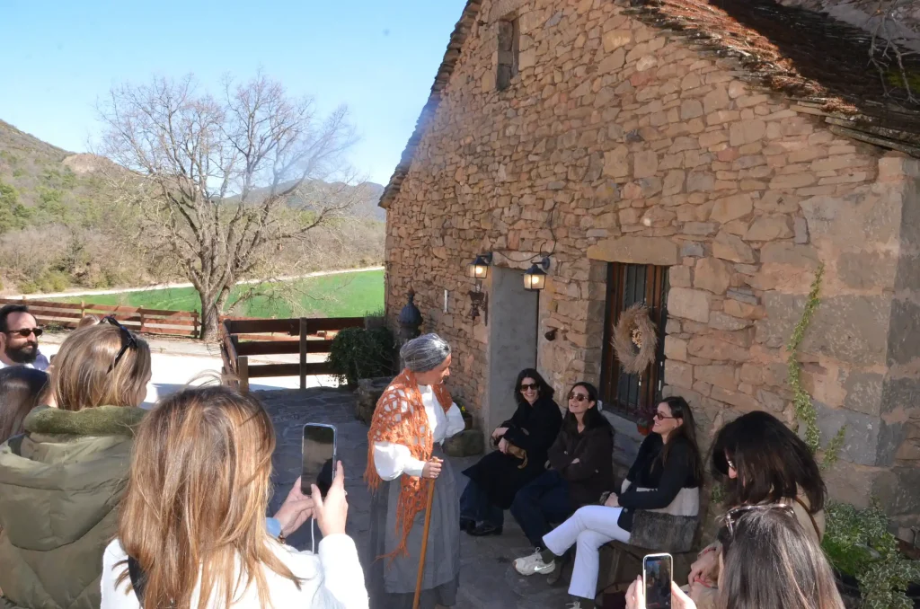 La abuela Marieta relatando una leyenda en la Borda de Pastores