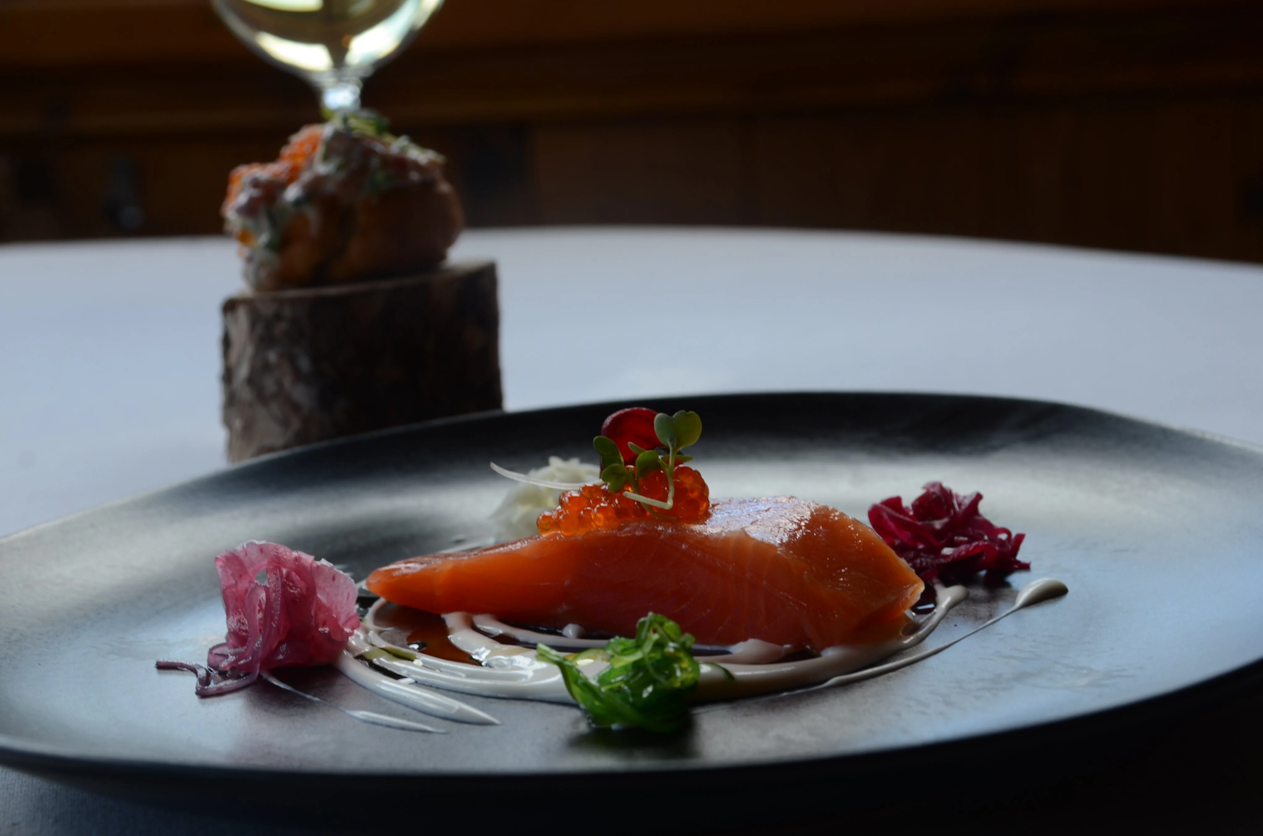La trucha de Oliván marinada para degustar con varios encurtidos