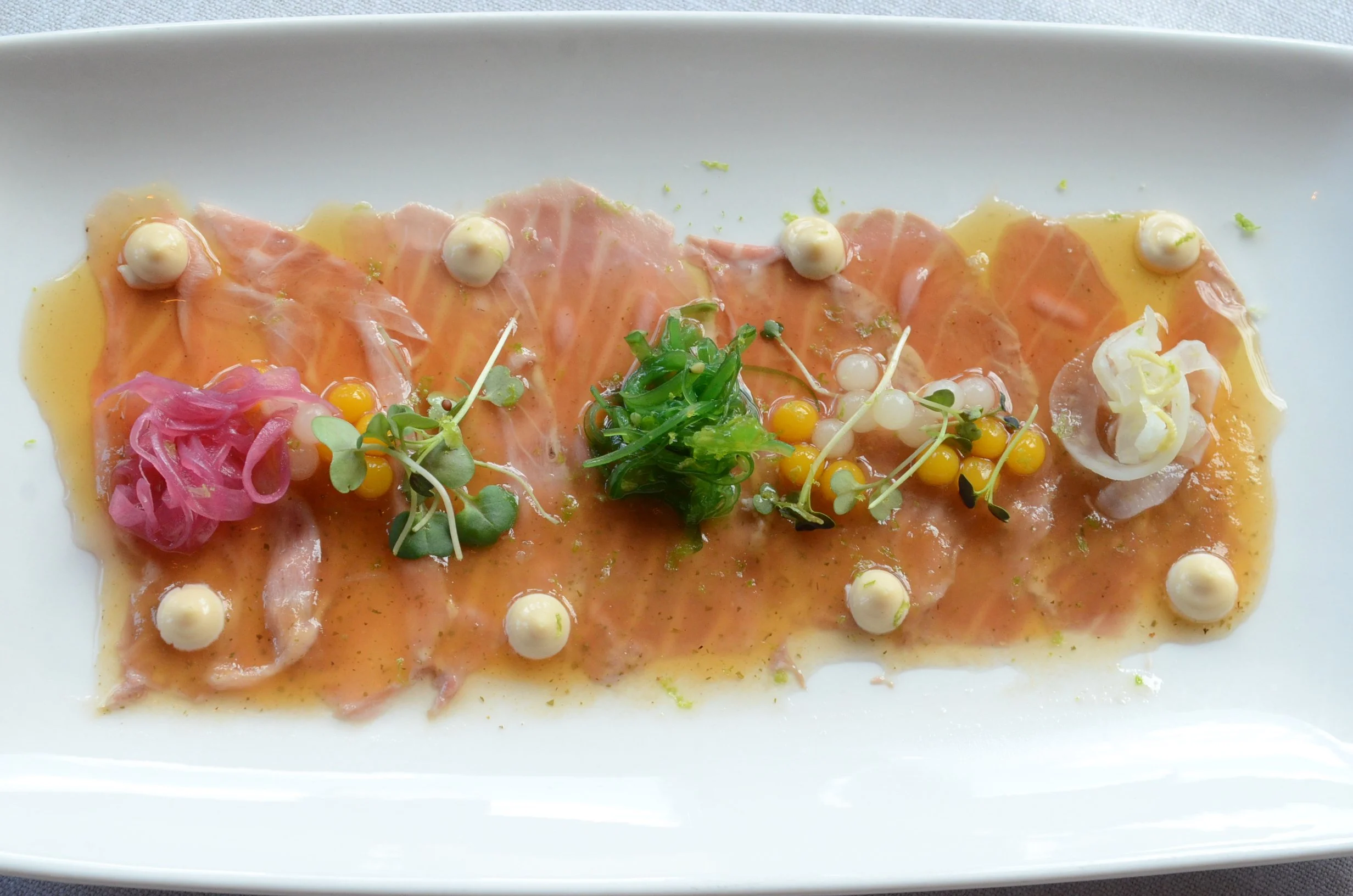 Tiradito de esturión laqueado