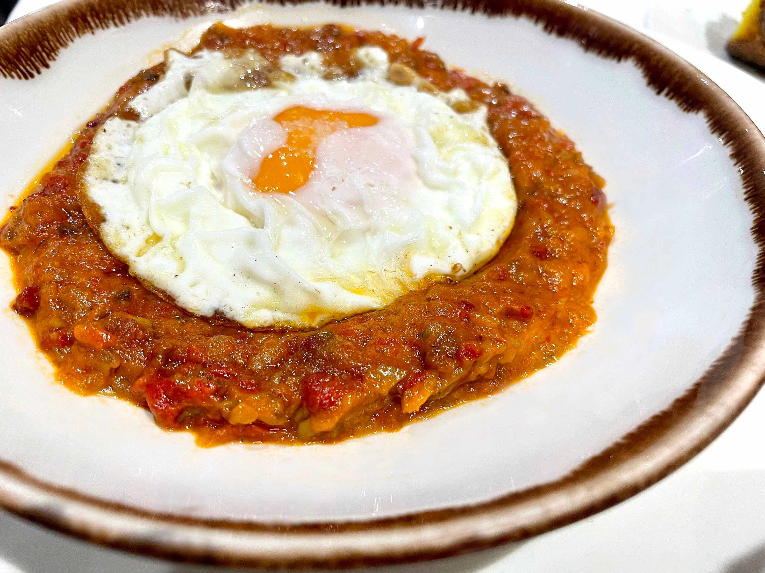 Pisto de verduras a la parrilla con huevo de corral