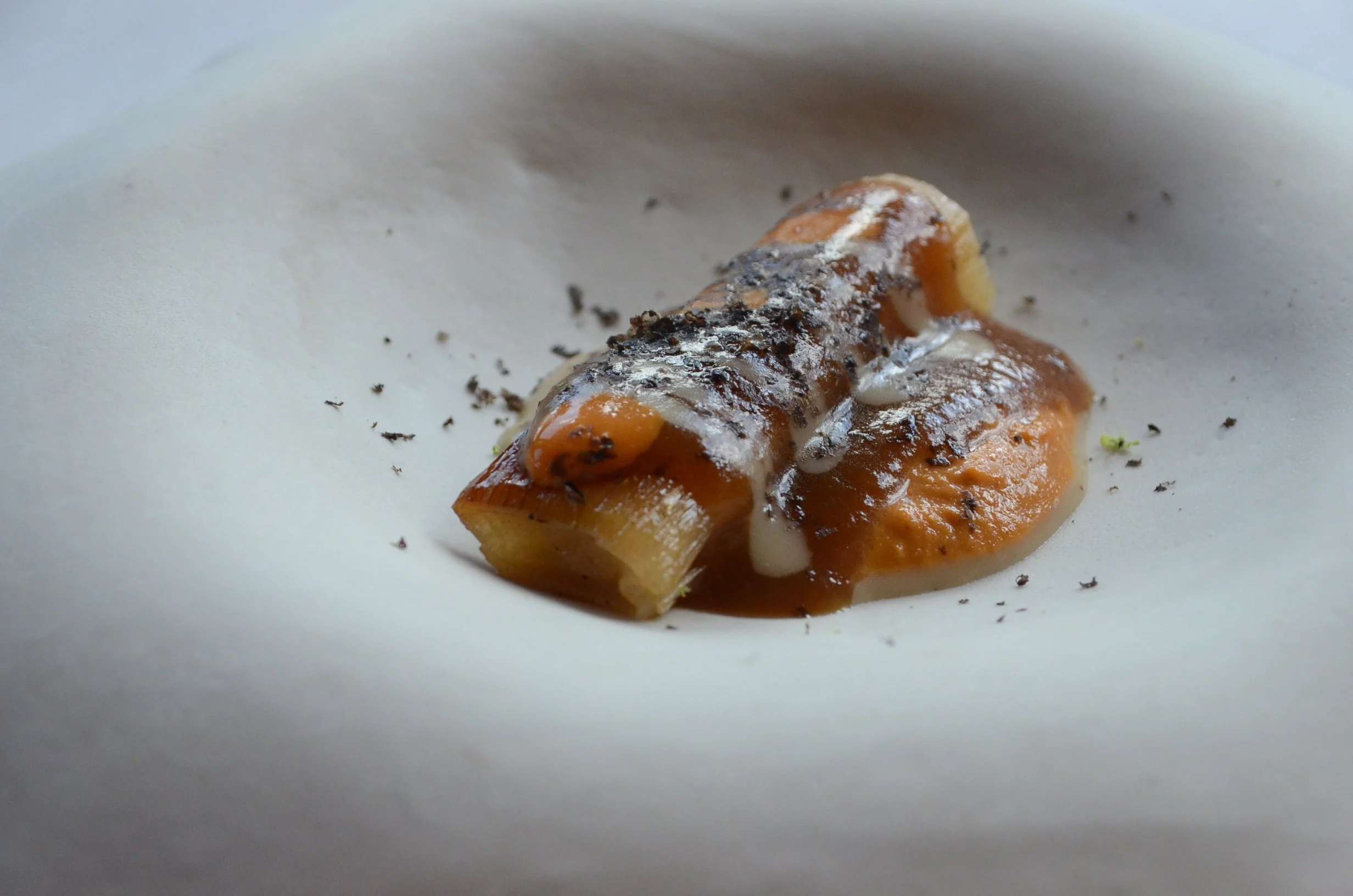 Puerro con romesco y trufa de otoño