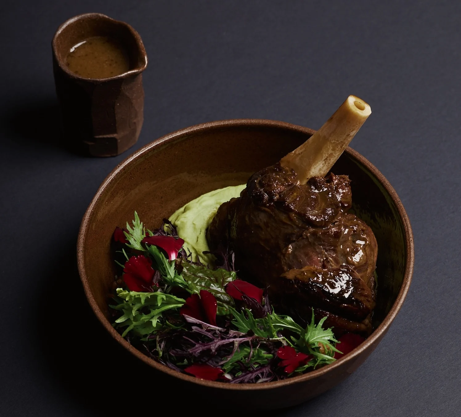 Gigot de cordero estofado en cerveza negra